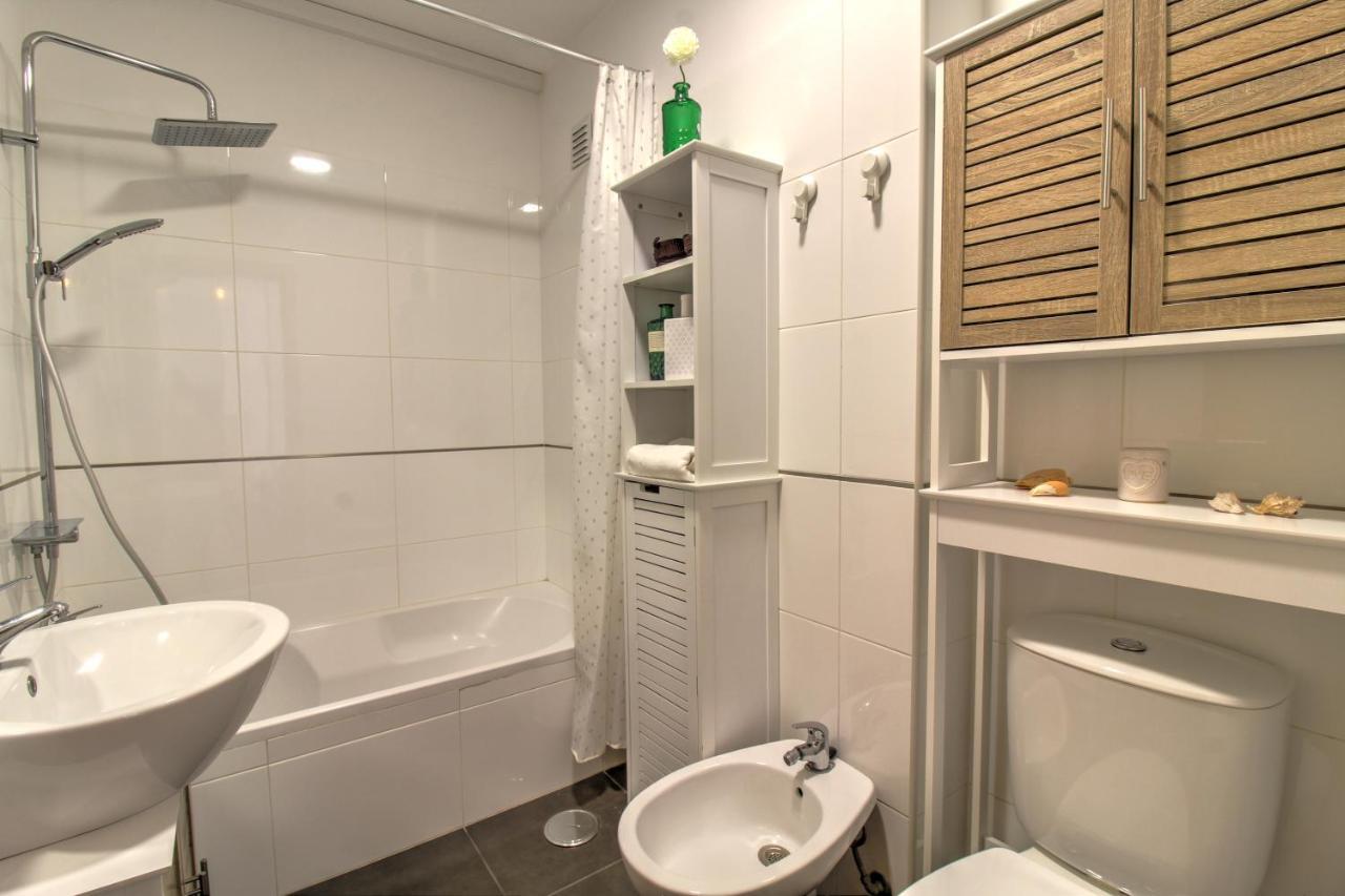 Center Location, Ac, Swimming Pool, And Parking Appartement Olhão Buitenkant foto
